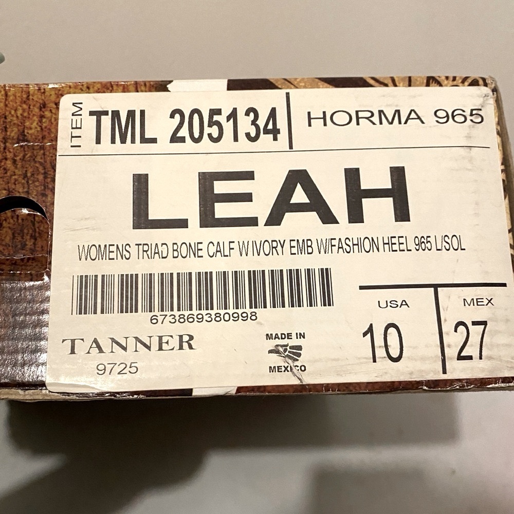 NIB TANNER MARK WOMEN'S LEAH SNIP TOE LEATHER
BOOTS IN WINTER WHITE - SIZE 10 - Picture 13 of 13